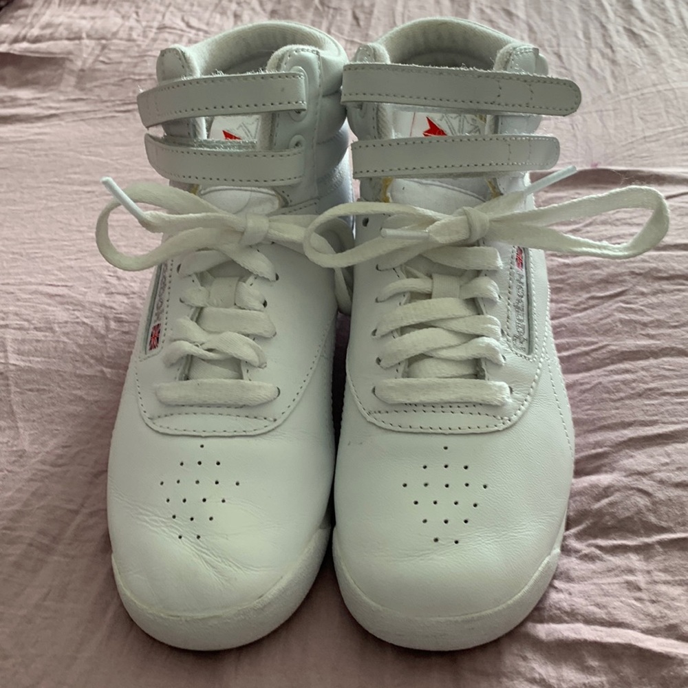 NWOT Classic Reebok High Top Sneakers 6
